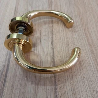 Frascio - Deurkruk Messing Gebogen Op Geveerd Rozet 752B